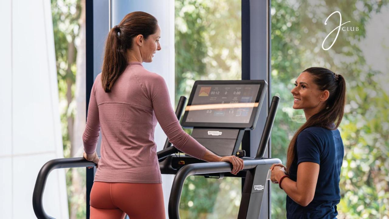 Jumeirah Dar Al Masyaf Ντουμπάι Εξωτερικό φωτογραφία A personal trainer with a client