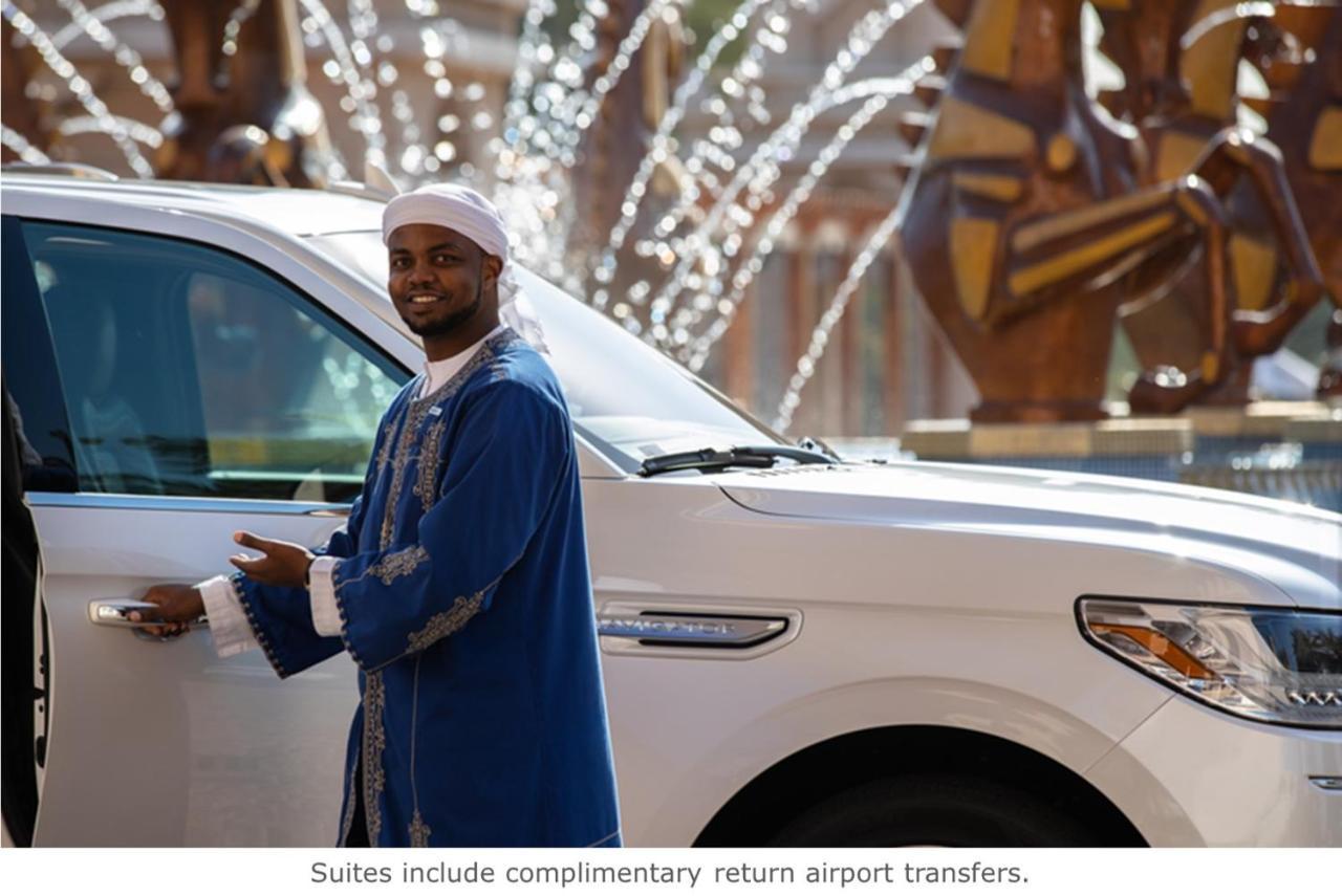 Jumeirah Dar Al Masyaf Ντουμπάι Εξωτερικό φωτογραφία A hotel staff member opening a car door